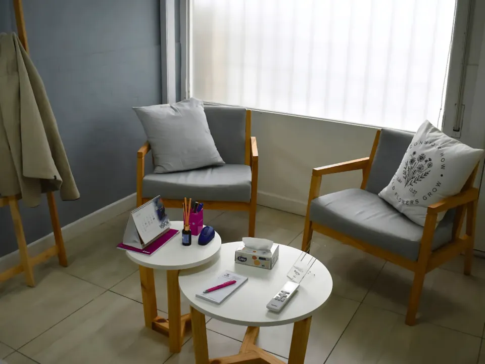 Espacio de psicoterapia con sillones